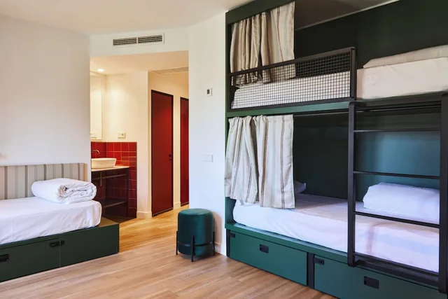 Mixed Dorm, 7 Beds, 3 Bunk Beds, Single Bed، Latroupe Prado 1/6