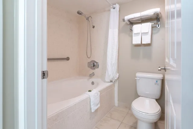 جناح بسرير كينج وسرير كوين بغرفتي نوم مع أريكة، Capistrano Surfside Inn 3/4