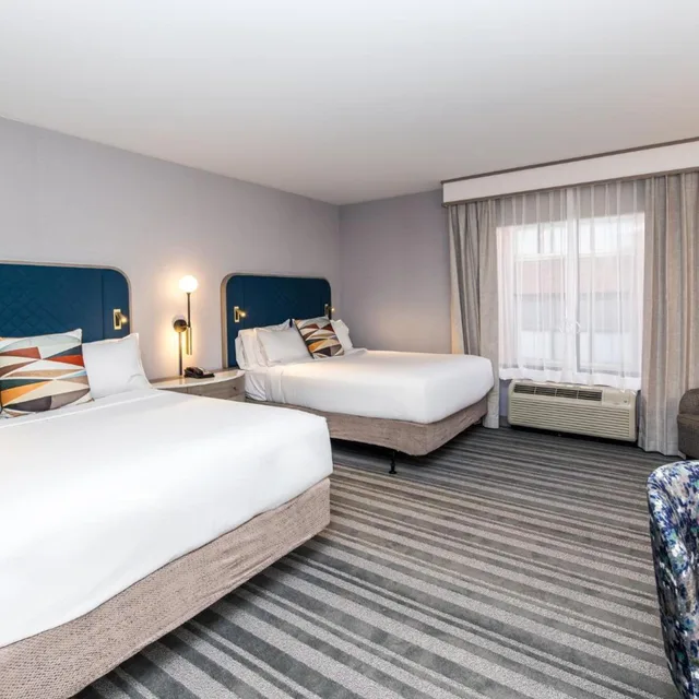 غرفة قياسية بسريرين كوين بحوض استحمام لذوي الإعاقة، HOLIDAY INN HOTEL SUITES CINCINNATI DOWNTOWN 2/2