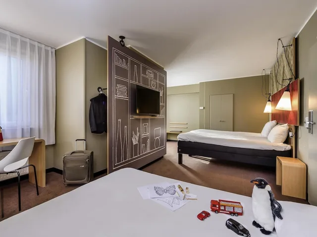 Junior Suite, Twin Beds, Riverside, Sofa، Ibis Frankfurt Centrum 1/3