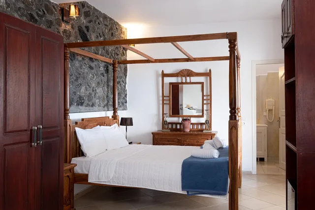 Executive, Family, Double Bed, Caldera View, 2 Sofa، Loucas on the Cliff 3/4