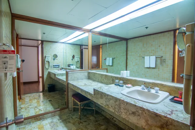 جناح، Century Park Hotel 5/7