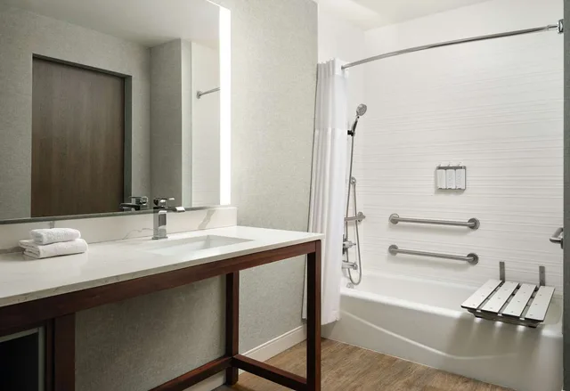 غرفة بسرير كينج بحوض استحمام لذوي الإعاقة، The Knoll Hotel Napa Valley, Tapestry Collection by Hilton 2/2