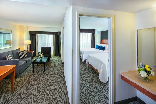 جناح عائلي بسريرين مزدوجين بغرفة نوم واحدة مع أريكة، CAMBRIDGE SUITES HALIFAX HOTEL 7/7