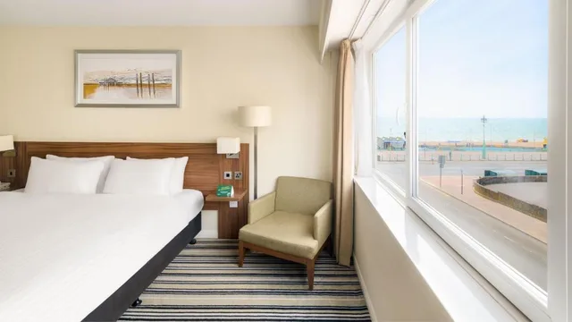 Room, Double Bed, Lateral Side Sea View، Holiday Inn Brighton Seafront Hotel 5/10