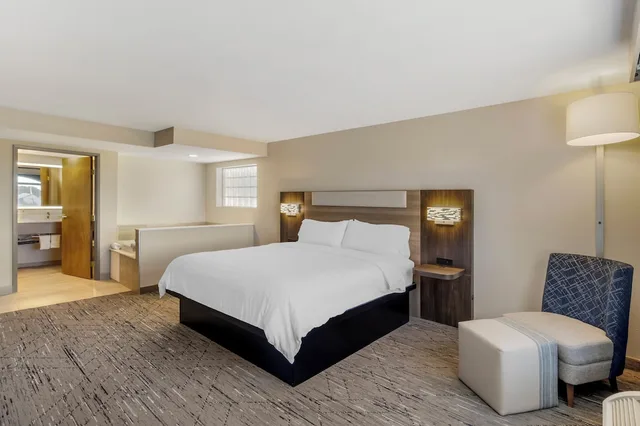 Suite, King Bed, Sofa, Jetted Tub, Holiday Inn Express Fallon 1/4