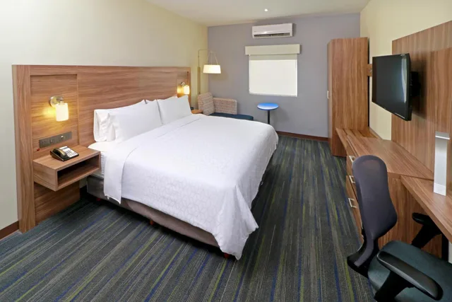 غرفة بسرير كينج في الطابق الأرضي، Holiday Inn Express Piedras Negras 2/10