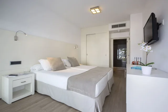 غرفة بسرير كينج بإطلالة على المسبح بشرفة، Las Gaviotas Suites Hotel 2/4