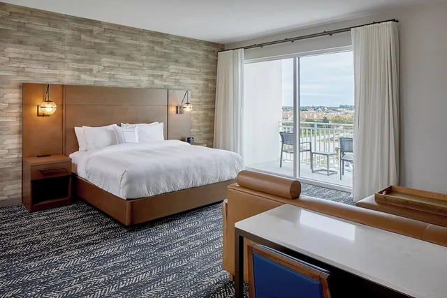 Studio, King Bed, Bay View, Sofa, Balcony، Residence Inn St. Petersburg Tierra Verde 1/7