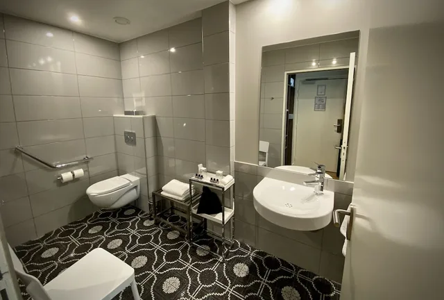 غرفة بسرير كوين في الطابق الأرضي لذوي الإعاقة، Le Basile Hotel 6/6