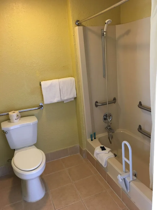 غرفة بسرير كينج لذوي الإعاقة، Americas Best Value Inn Conyers 2/2