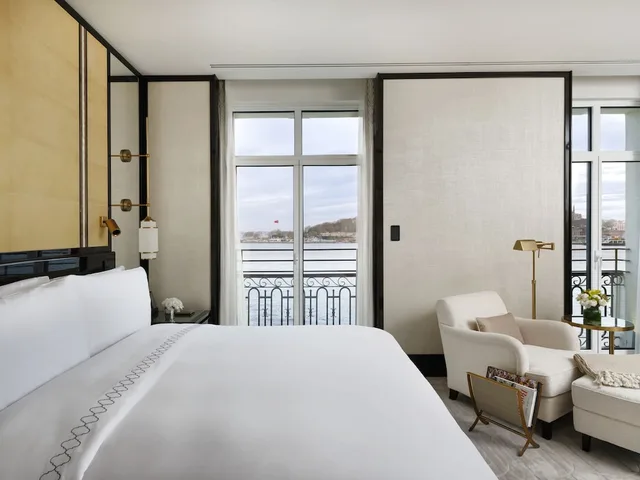 Bosphorus, Executive, Suite, King Bed, Sofa، The Peninsula Istanbul 1/3