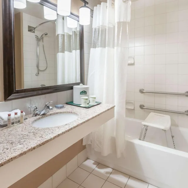 غرفة بسرير كينج وسرير كوين لذوي الإعاقة، Wingate by Wyndham Edmonton West 5/8