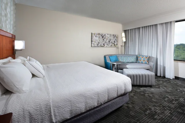 غرفة بسرير كينج مع أريكة، Courtyard Danville 2/8
