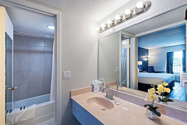 غرفة قياسية بسرير كينج لذوي الإعاقة، Motel6 Altamonte Springs, FL 3/4