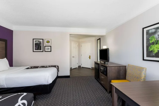 غرفة بسريرين مزدوجين لذوي الإعاقة، La Quinta Inn & Suites by Wyndham Denver Boulder-Louisville 2/5