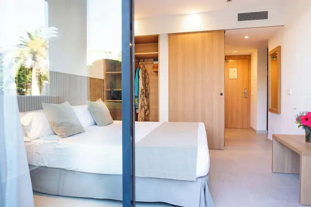 Premium, Suite, Queen Bed, Courtyard View, Sofa, Adult Only, Balcony, Pool Access، Hotel Eu Bahia Pollensa 2/2