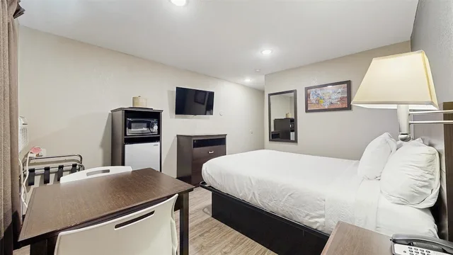 غرفة بسرير كينج لذوي الإعاقة، Red Lion Inn & Suites Olathe Kansas City 4/6