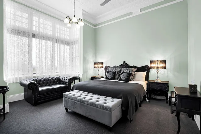 Spa, King Bed, Waterfall View، Bischoff Hotel 1/2
