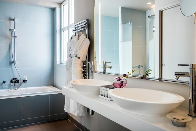 غرفة كلاسيكية بسرير كينج وسرير كوين بشرفة، Cures Marines Hotel Thalasso & Spa Trouville - MGallery Collection 5/7