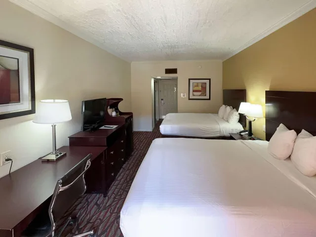 2 Queen Beds Mobility Accessible Tub, Smk، Motel6 Dallas, TX - Downtown 8/10