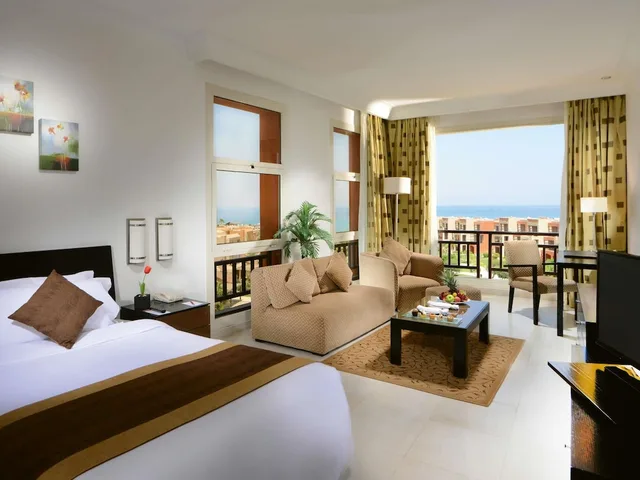 غرفة بريميوم بسرير كينج بإطلالة على البحر، Movenpick Resort El Sokhna 1/4