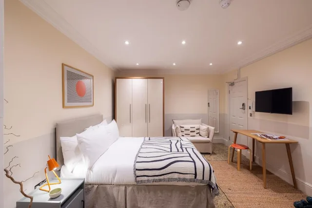 Semi Basement, Studio, Courtfield Gardens Apartments 6/8