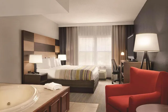غرفة بسرير كينج بحوض جاكوزي، Country Inn & Suites by Radisson, Boone, NC 4/6