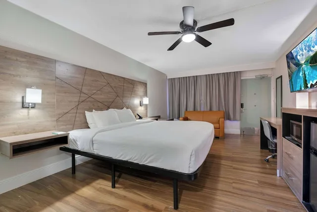 Room, King Bed, Accessible, Quality Inn and Suites Airport Cruise Port Hollywood 2/10