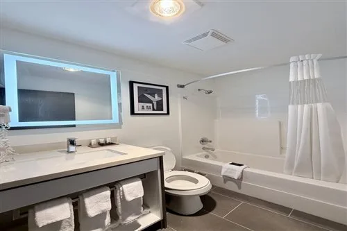 استوديو ديلوكس بسرير كوين، Ramada Limited Bloomington 1/1