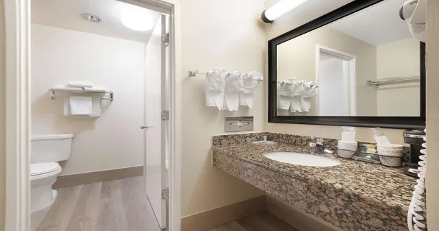غرفة بسرير كينج وسرير كوين، Best Western Amador Inn 6/10