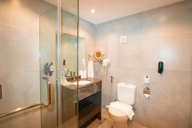 غرفة بريميوم بسرير كينج وسرير كوين، BM Beach Hotel 6/9