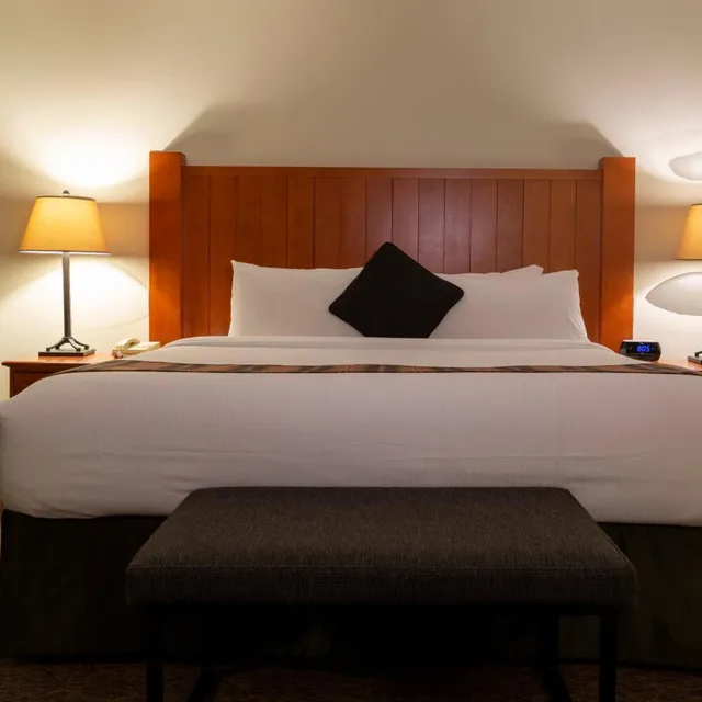 Room, Queen Bed, WHISTLERS INN 4/4