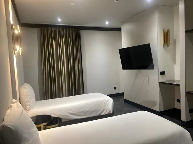 جناح جونيور، G Hotel 1/1