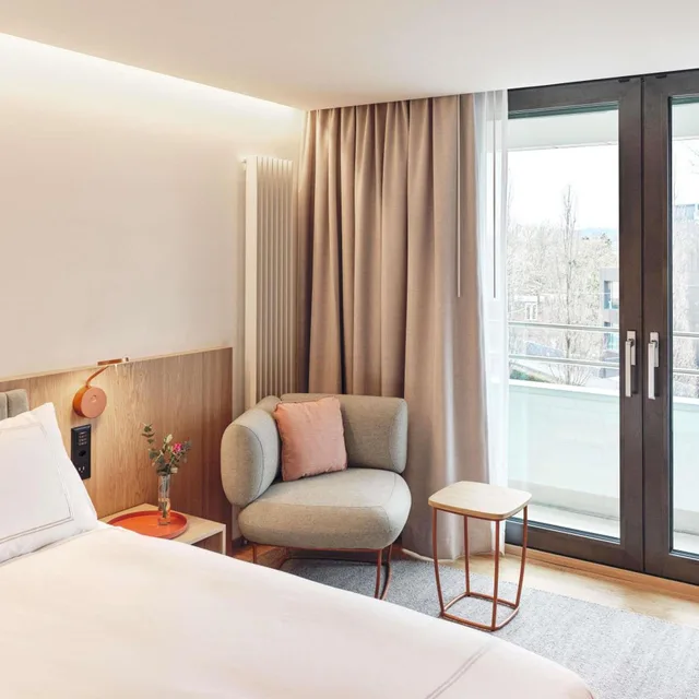 غرفة بريميير بسرير مزدوج بشرفة، Swissotel Kursaal Bern 3/8