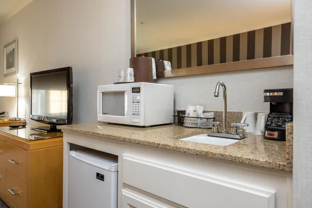 غرفة داخلية بسرير كينج، Best Western Plus Dixon Davis 8/8