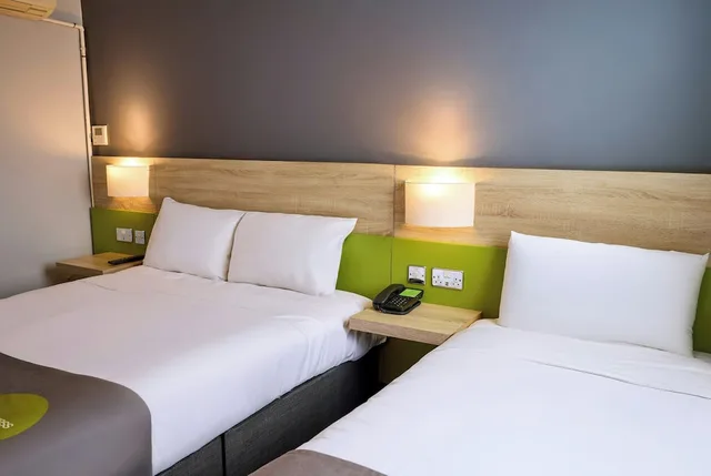غرفة عائلية بسرير مزدوج وسرير فردي، Thistle Express London Luton 7/10