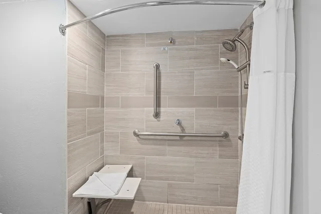 غرفة بسرير كينج لذوي الإعاقة، Baymont by Wyndham Orlando East 4/4