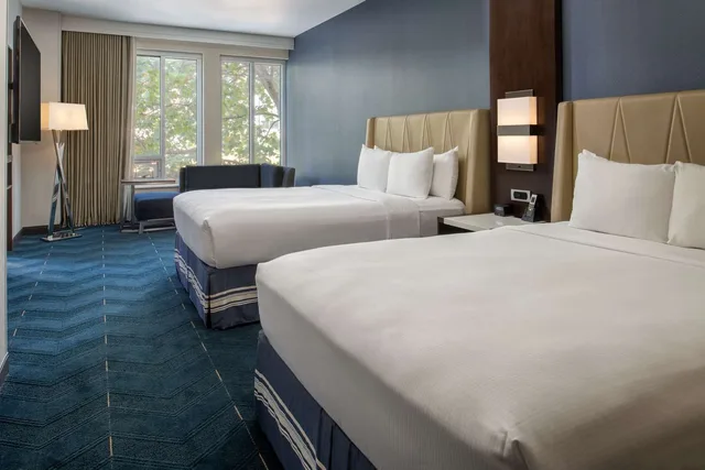 جناح كبير بسرير كوين مع أريكة، Embassy Suites By Hilton Seattle Downtown Pioneer Square 1/2