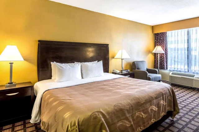 غرفة قياسية بسرير كينج للمدخنين، Quality Inn and Suites Baton Rouge West Port Allen 4/9