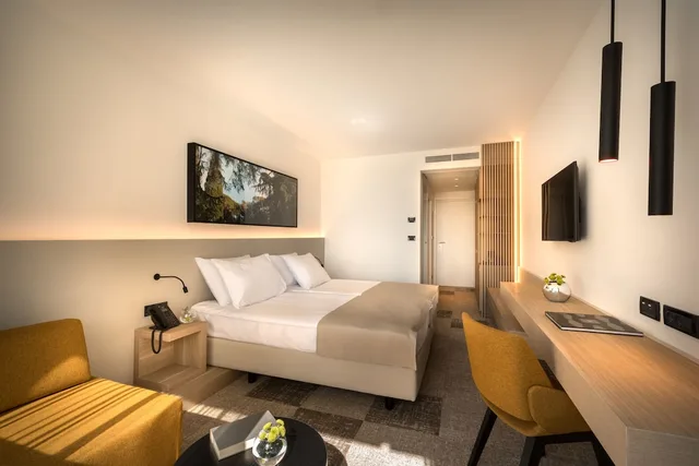 غرفة سوبيريور ثلاثية بفراش فوتون وسرير مزدوج وسرير فردي، Eden Hotel by Maistra Collection 2/4