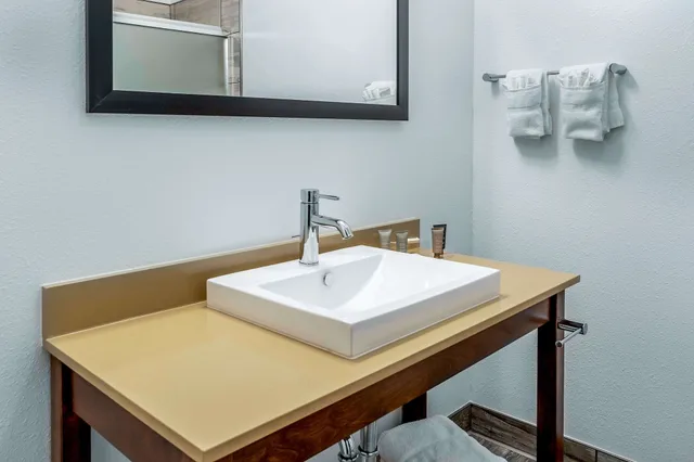 غرفة قياسية بسريرين كوين بإطلالة على النهر، Riverview Inn & Suites, Ascend Hotel Collection 7/8