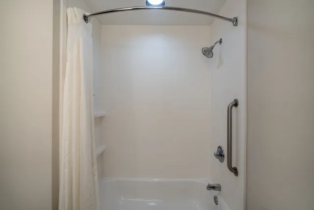 غرفة قياسية بسرير كينج، Holiday Inn Express Hotel Suites Talladega 2/2