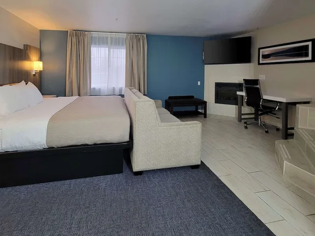 جناح بسرير كينج بحوض جاكوزي، Quality Inn Port Orchard, WA 2/10