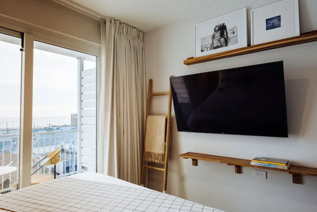 غرفة بأسرّة بطابقين بإطلالة على البحر بشرفة، The Rockaway Hotel 1/2