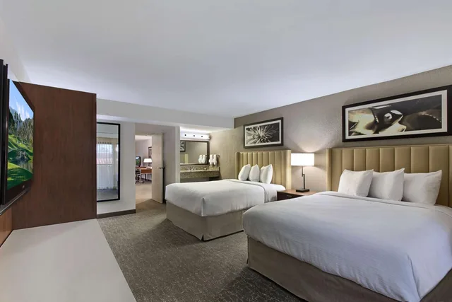 جناح بسريرين كوين مع أريكة، Embassy Suites Hotel Palm Desert 1/2