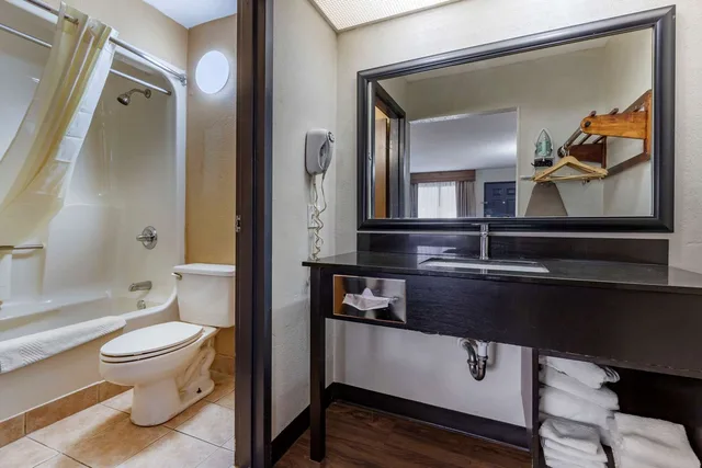 غرفة بسريرين كوين للمدخنين، Quality Inn and Suites Ft Jackson Maingate 4/4