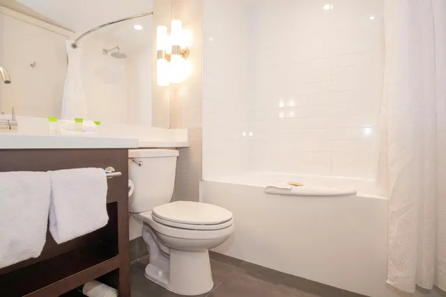 جناح بسرير كينج بمطبخ صغير، Sandman Hotel Abbotsford Airport 4/5