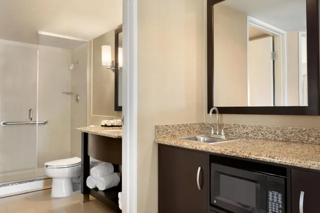 جناح بسرير كينج بغرفتين مع أريكة، Embassy Suites by Hilton Los Angeles Glendale 6/7