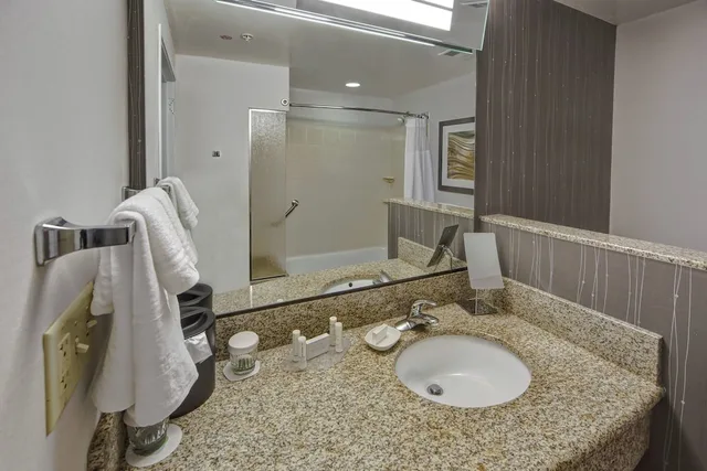 غرفة بسرير كينج مع أريكة لذوي الإعاقة، Courtyard By Marriott Memphis Southaven 2/4